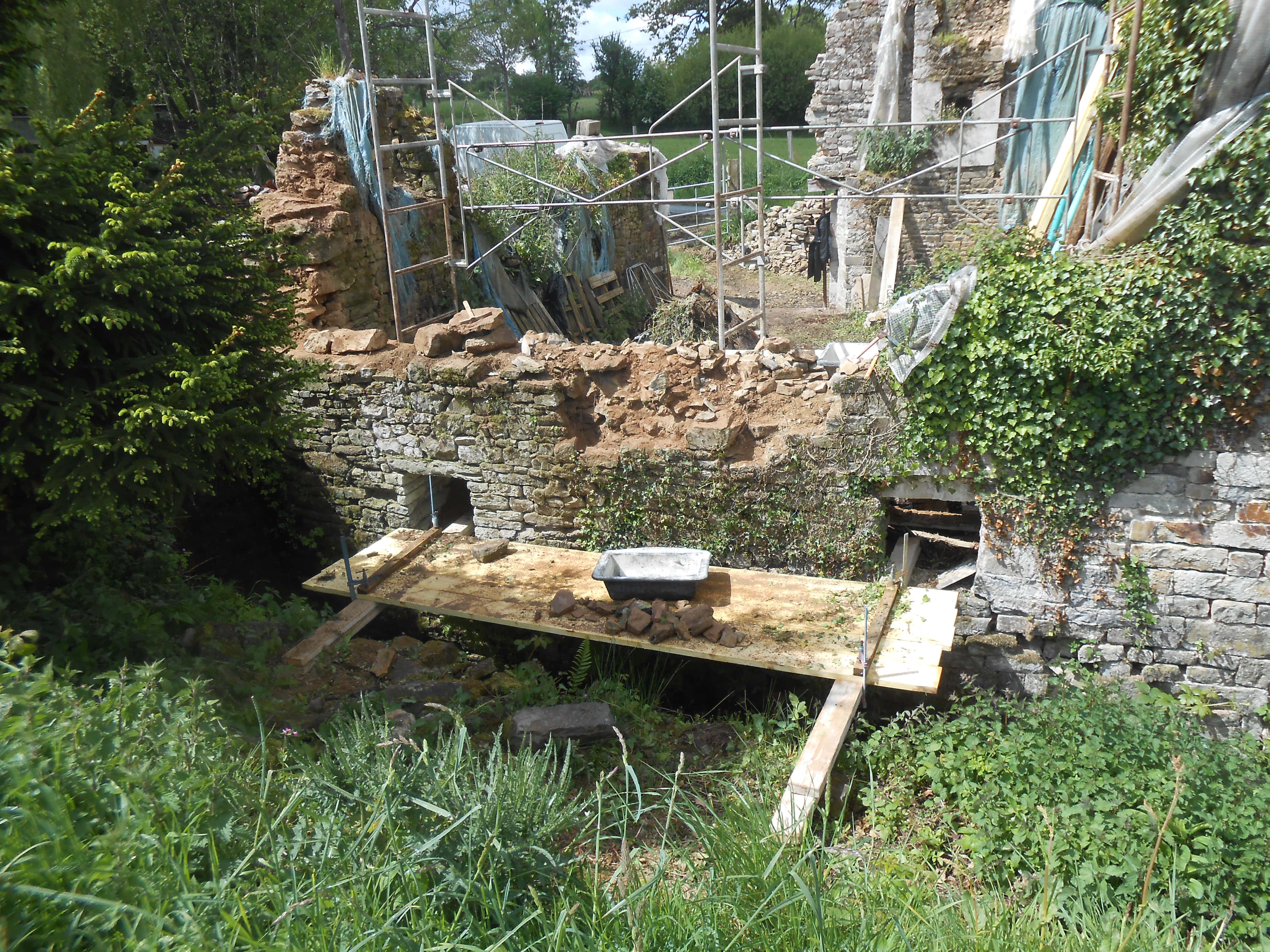 Photo du début des travaux sur le mur en 2015 (date d'achat du Moulin)