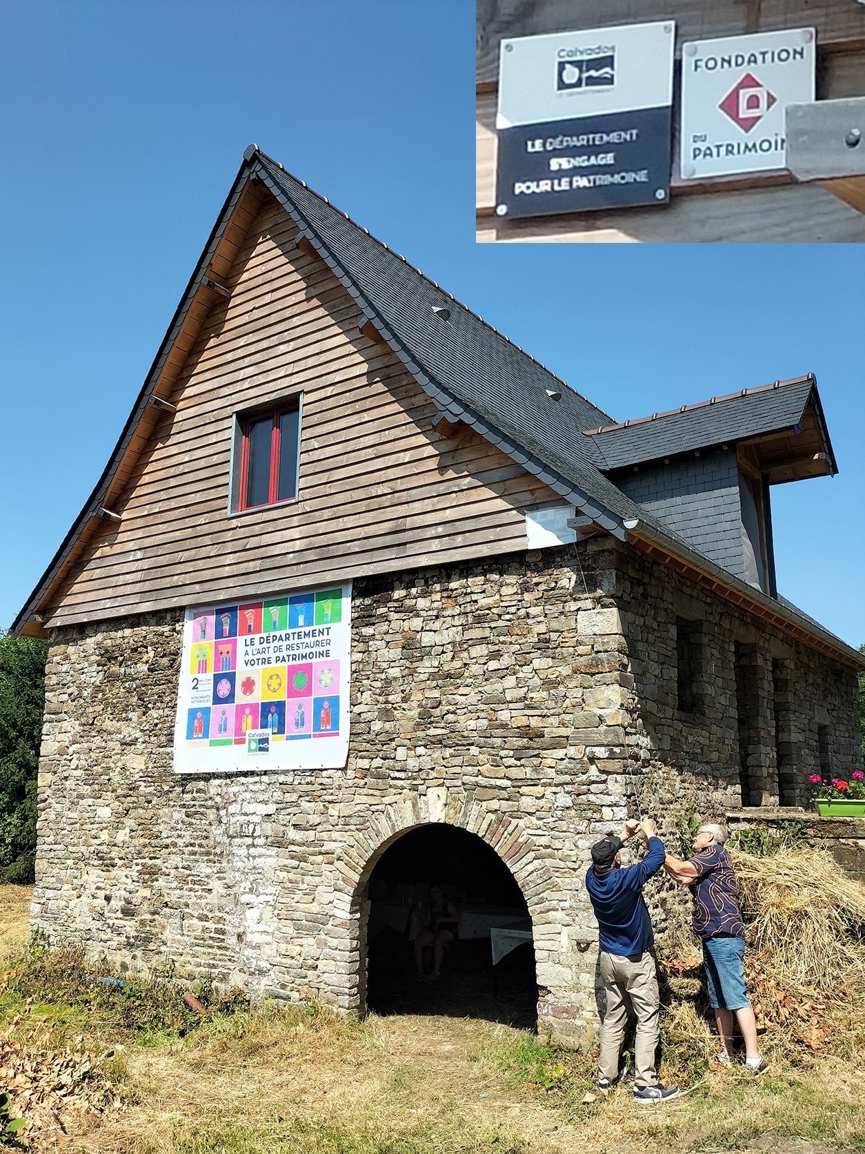 Photo des logos apposés sur le mur Ouest, de deux de nos mécènes, en espérant que d'autres les rejoindront : La Fondation du Patrimoine / Conseil département du Calvados
