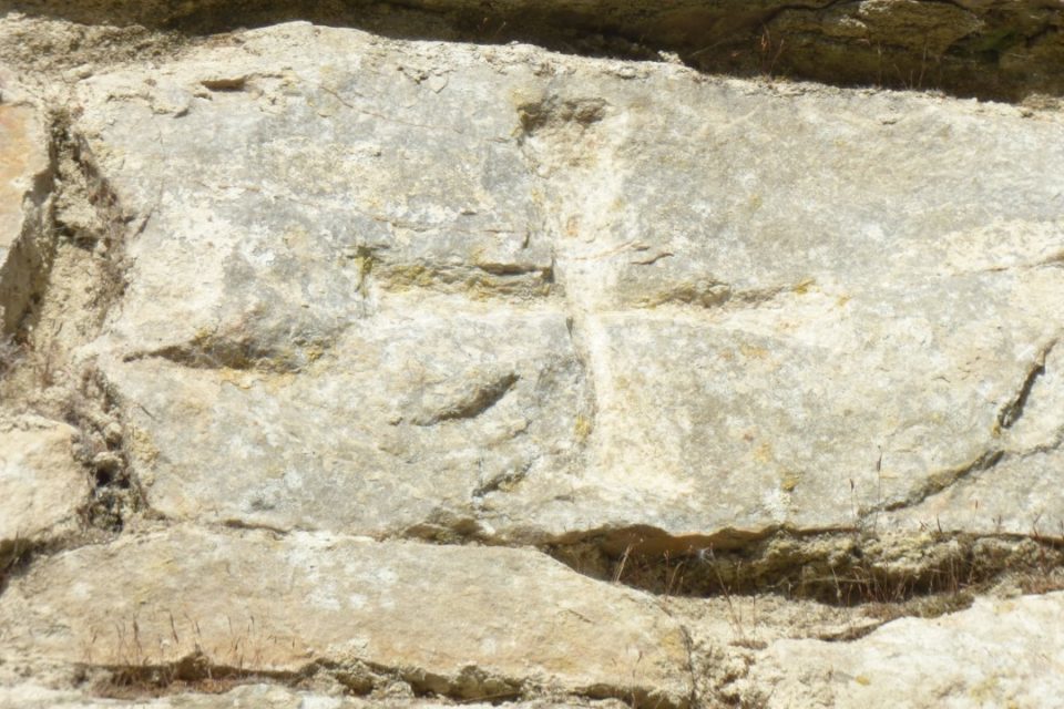 La photo de la pierre Templière retrouvée dans les décombres.